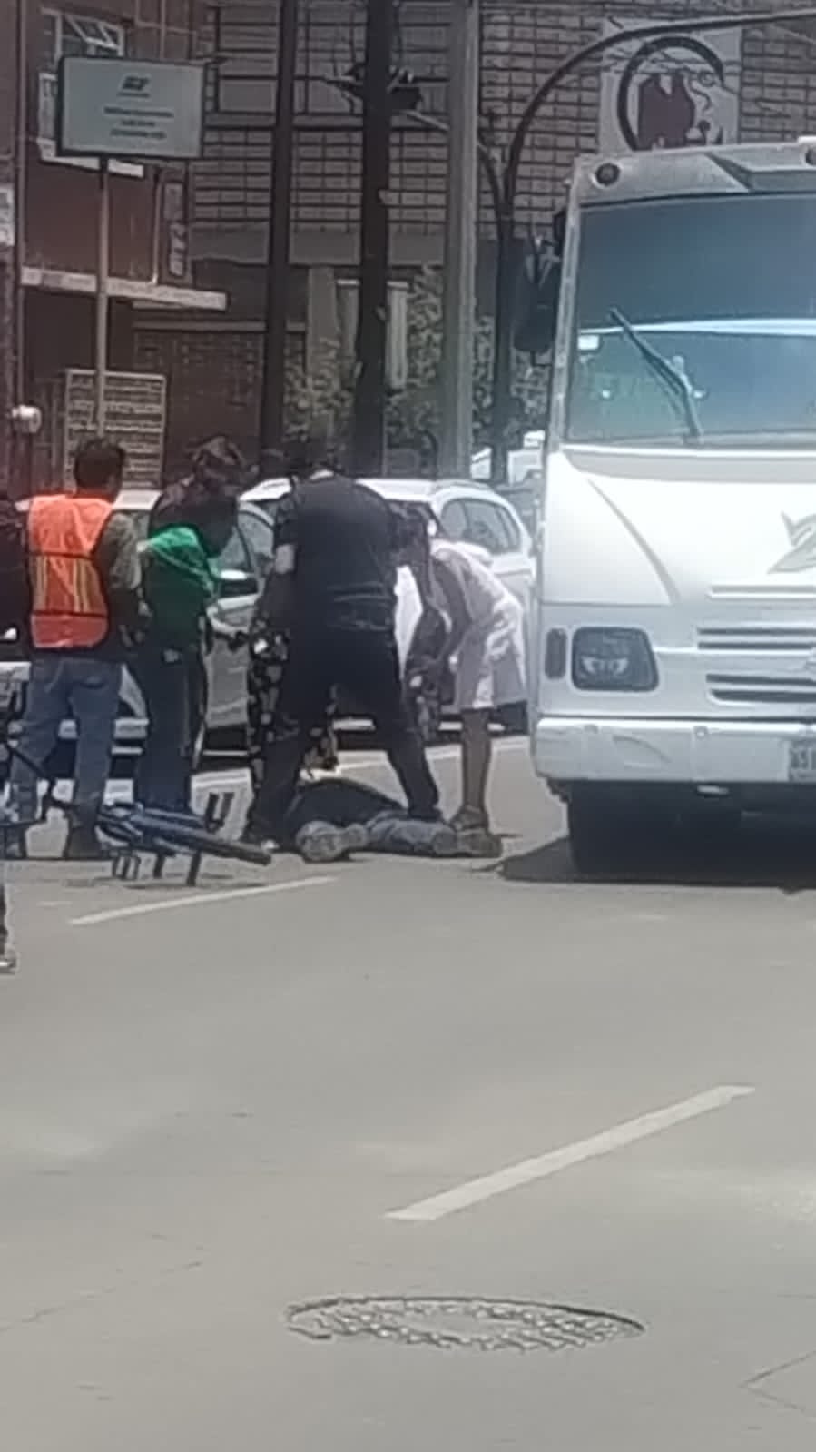 Unidad de transporte público atropella a un señor y se da a la fuga en la colonia Volcanes.