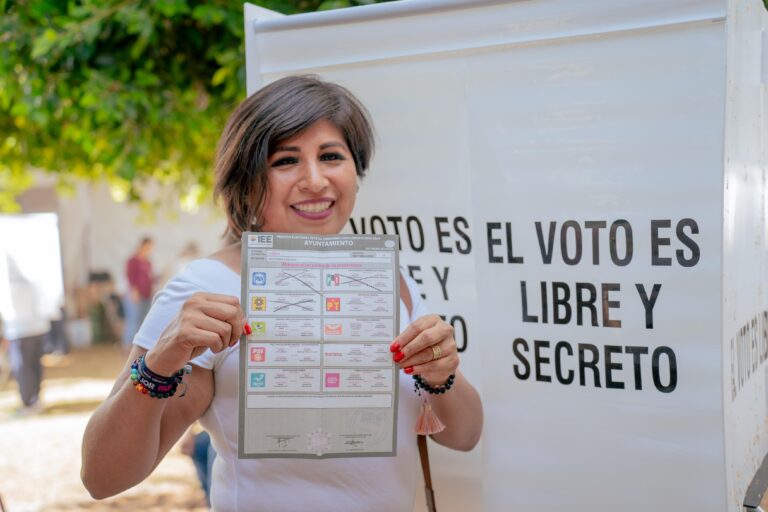 ¡Vamos a votar con entusiasmo ! Recordemos que el voto es libre y secreto: Roxana Luna