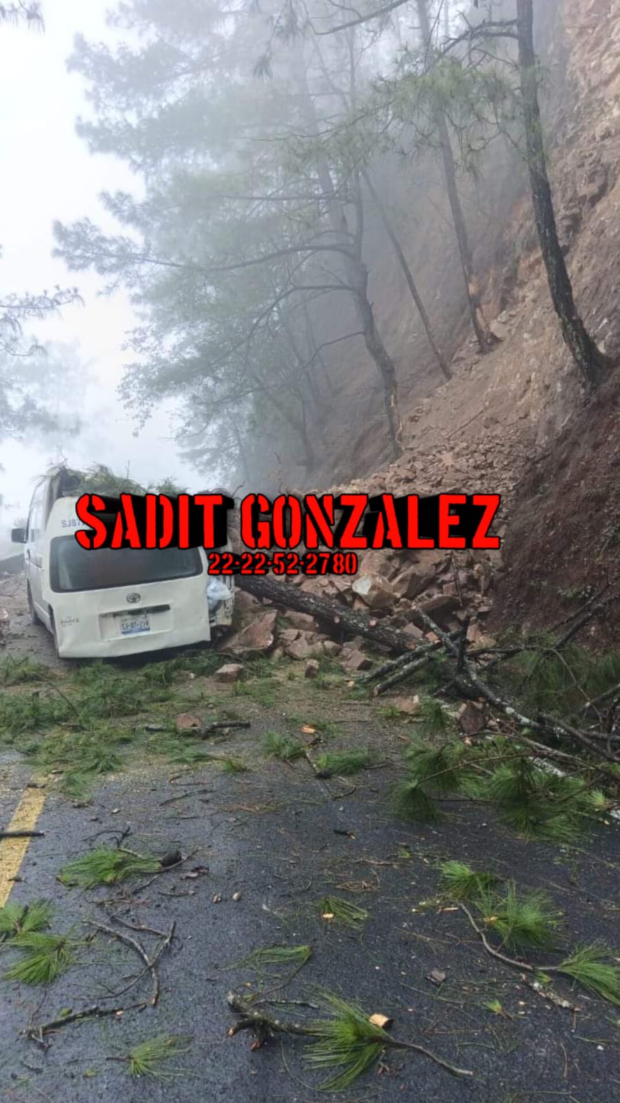 Se desgaja cerro encima de una colectiva de trasporte público en la sierra norte