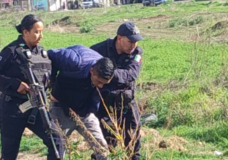 Balacera en Huejotzingo concluye en recuperación de un vehículo y tres detenidos con armas de fuego.