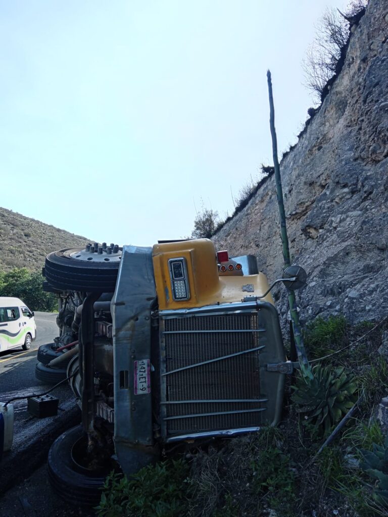 Trailer cargado con cascarilla de arroz, volcó sobre la carretera federal Azumbilla-El Seco