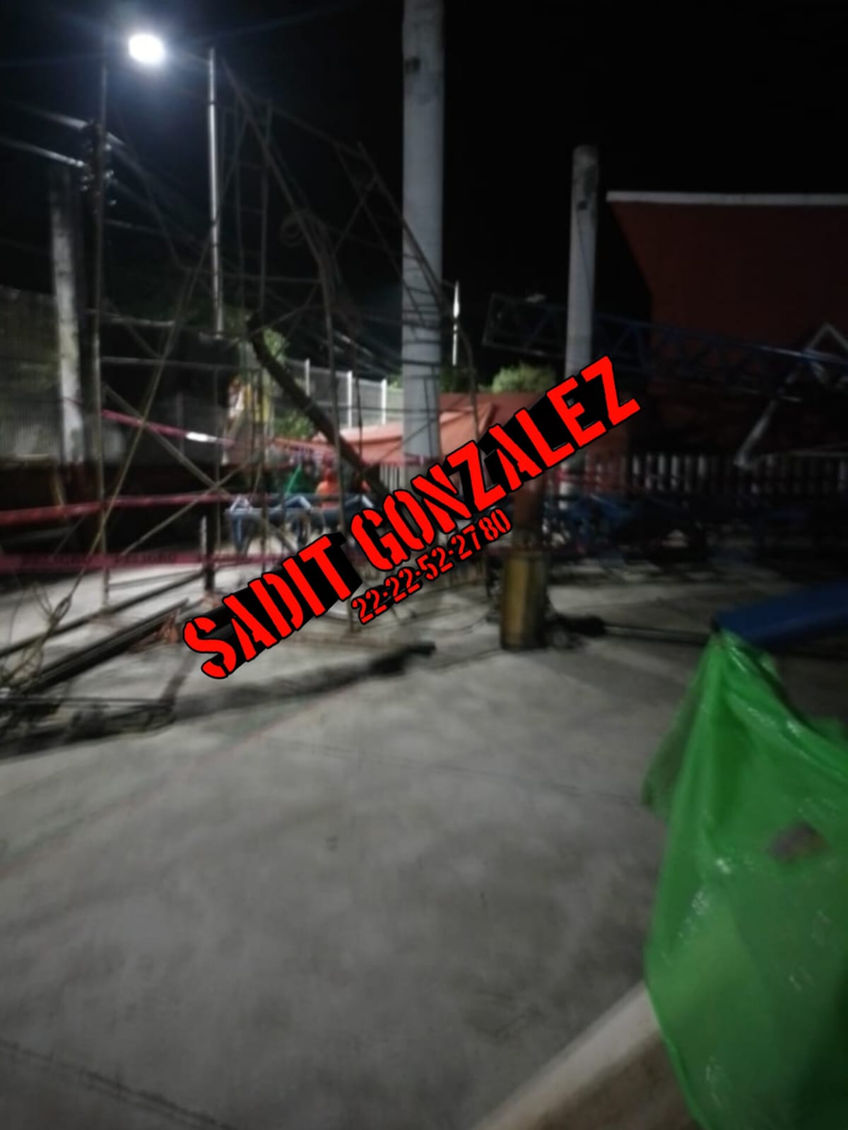 Cae estructura encima de dos hombres a uno lo mata y a otro lo deja gravemente herido en Hueytamalco.