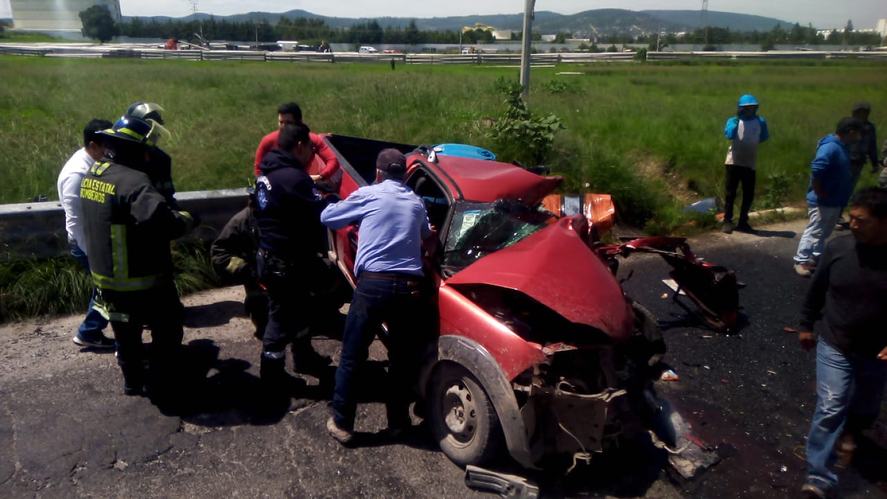 Choque entre camión pesado y vehículo en Amozoc deja 5 heridos y un menor de edad muerto.