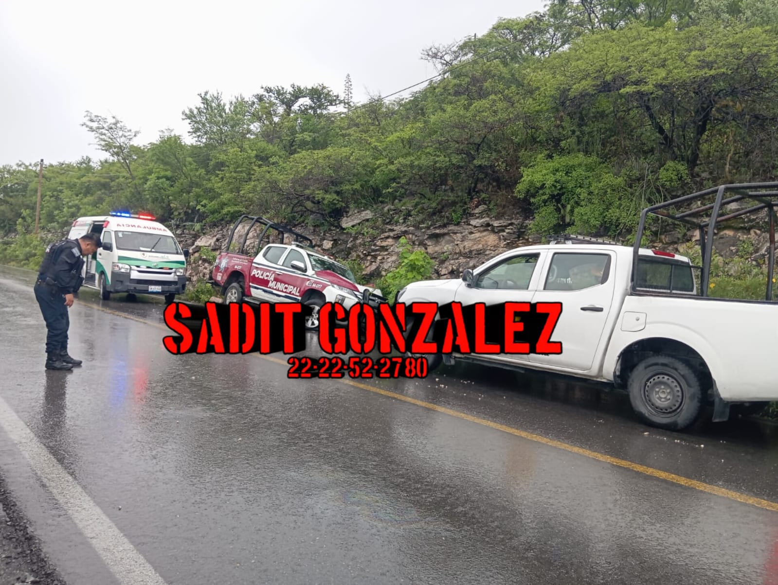 Policías de Chigmecatitlán se accidenta con patrulla en Tepexi de Rodríguez.