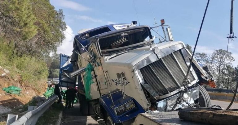 Dos personas resultaron lesionadas luego de un choque múltiple en la autopista México-Puebla, a la altura del municipio de Santa Rita Tlahuapan