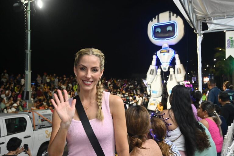 Wendy Guevara, Poncho De Nigris y Marcela Mistral en el Primer Gran Desfile del Carnaval 2024