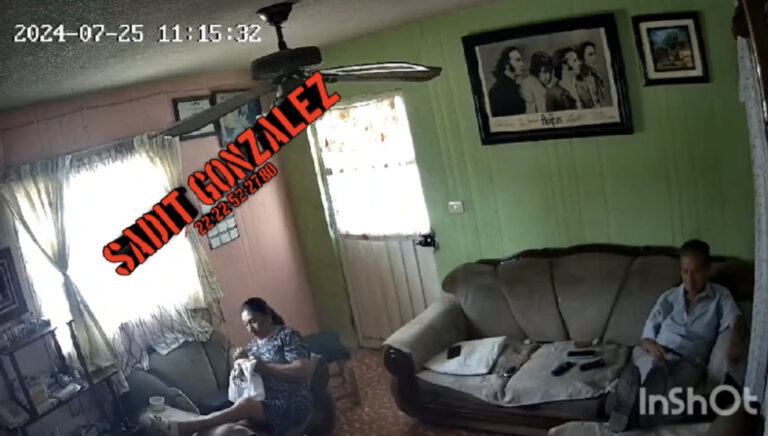 Con lujo de violencia 4 sujetos armados roban dentro de una casa en Tehuacán.