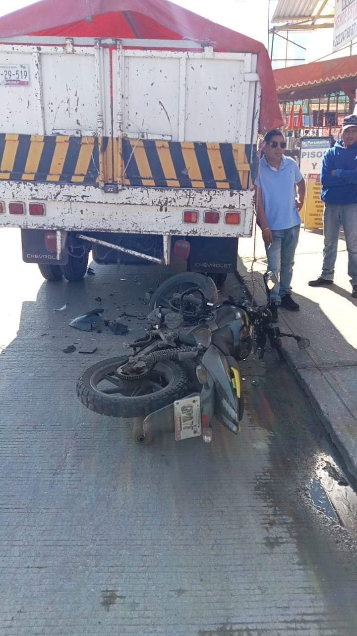 Motociclista se estampa contra camioneta estacionada en Amozoc.