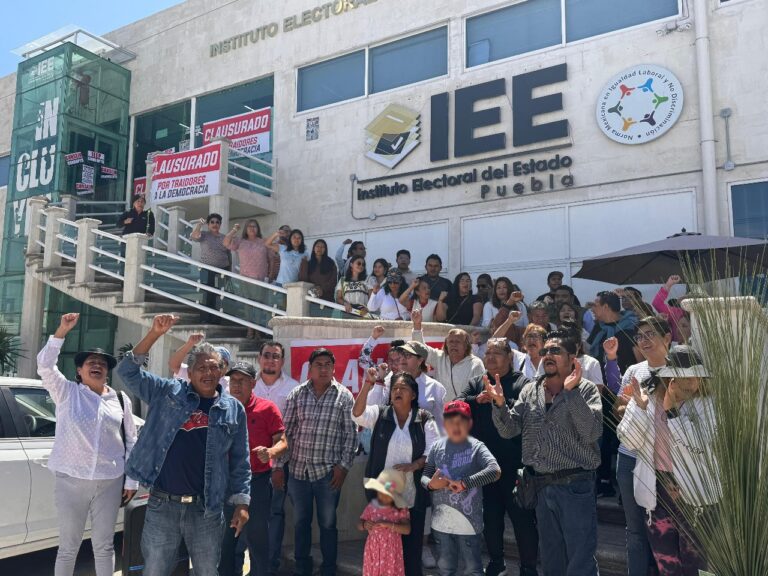 Representantes  de juntas auxiliares y barrios de San Pedro Cholula, clausuraron simbólicamente oficinas del IEE