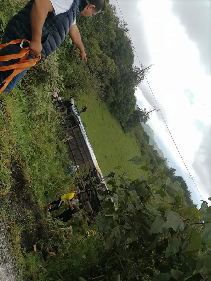 Autobús de la línea Vía termina al fondo de una barranca en Nauzontla