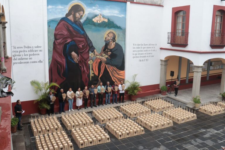 Entrega gobierno de San Pedro Cholula 540 faroles a mayordomías