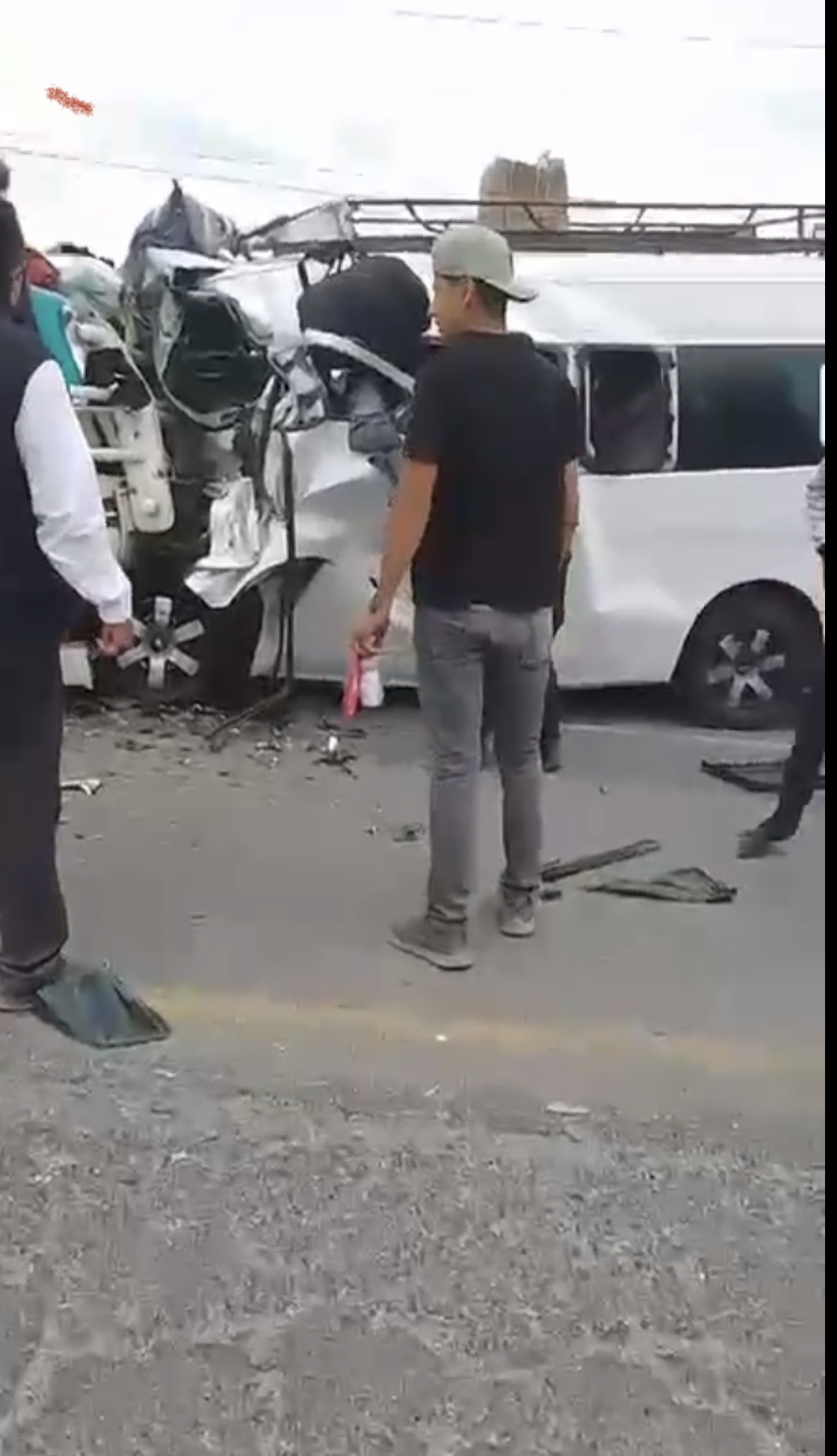 9 fallecidos y 12 lesionados en accidente automovilístico entre unidad de transporte y camión de carga en el municipio de Guadalupe Victoria.