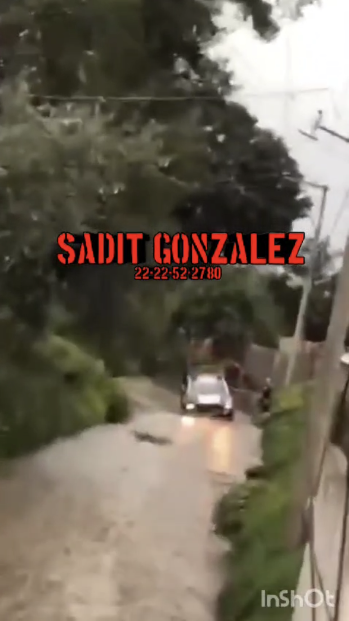 Ebrios policías intentan cruzar una barranca y se quedan atascados en Acajete.