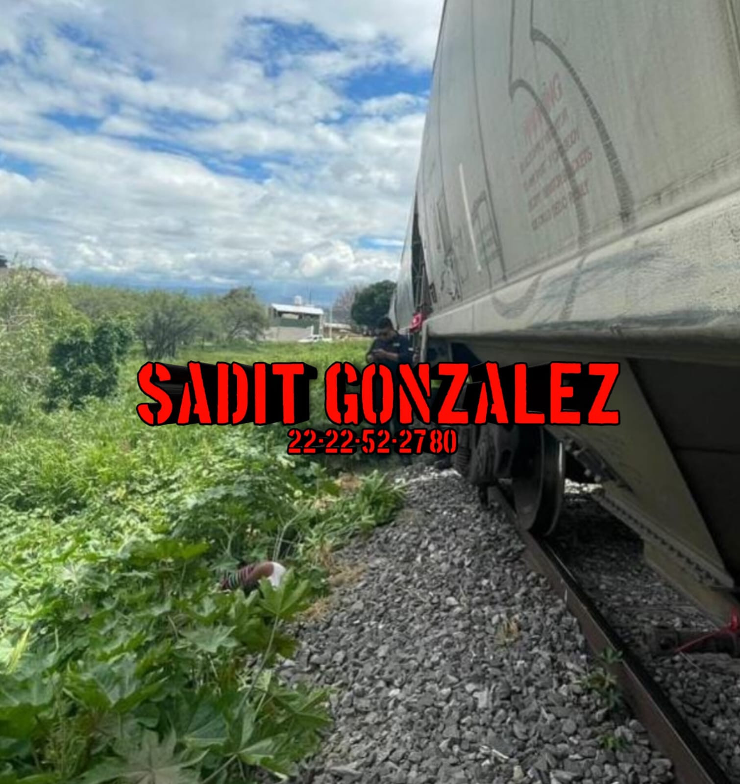 Se debate entre la vida y la muerte al ser atropellada por el tren en Tehuacán.