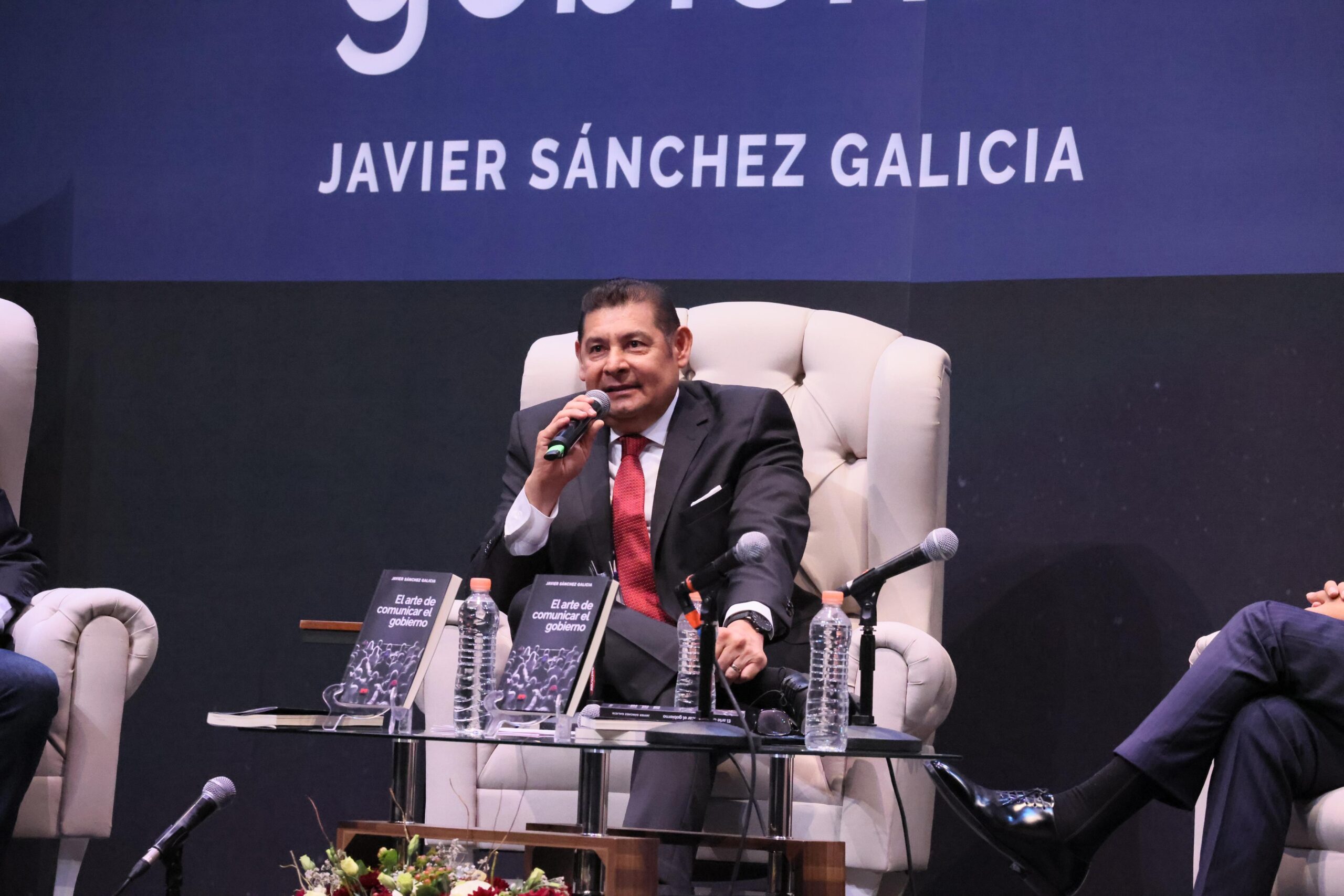 Alejandro Armenta destaca la comunicación como clave en la gobernanza durante presentación de libro