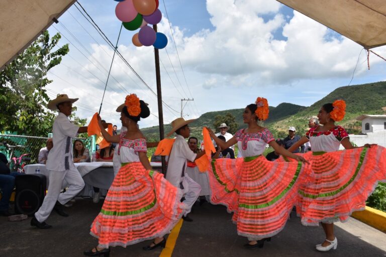 Inaugura gobierno de Ocoyucan calle en Malacatepec