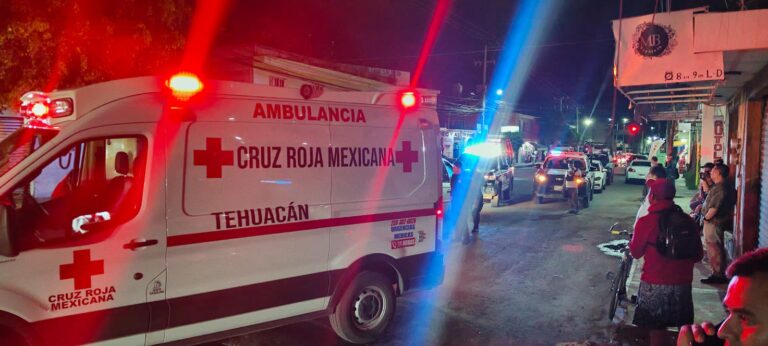 Hecho de tránsito termina en riña con saldo de un lesionado con arma blanca en Tehuacán.