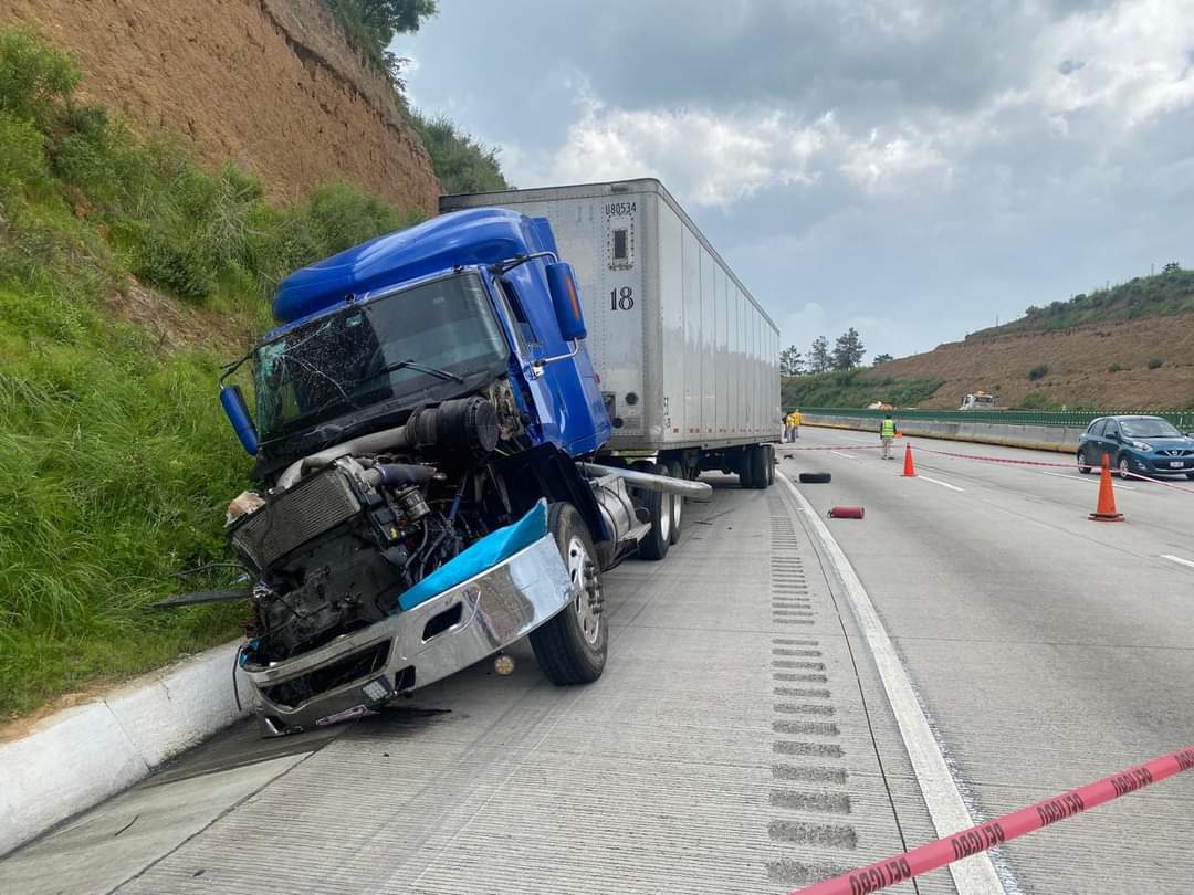 Trailer se queda sin frenos y aplasta a un camión pintarayas de CAPUFE