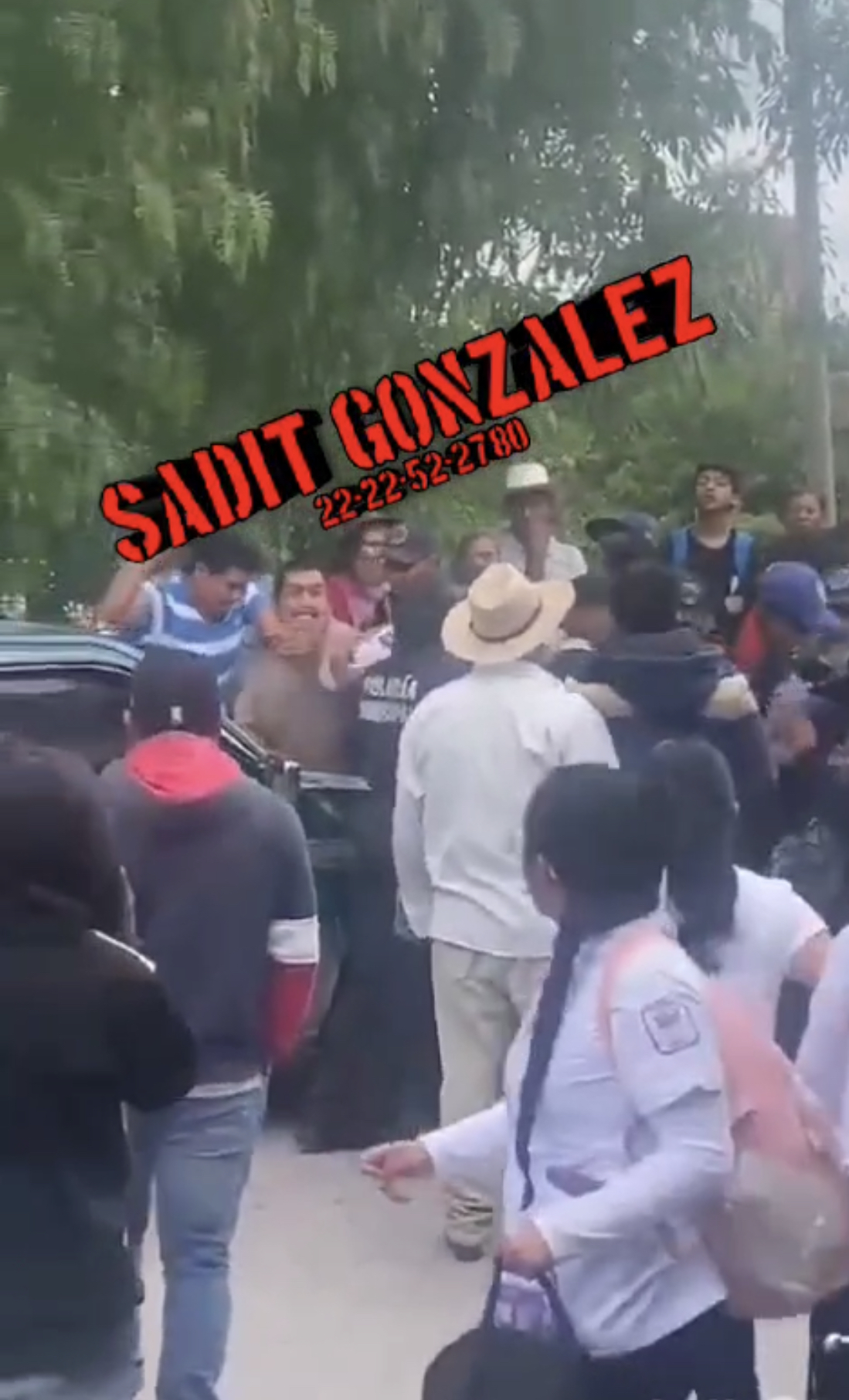 Policías rescatan a dos extorsionadores de ser linchados en Tepeaca.