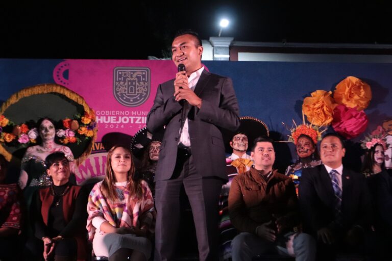 Entre flores,misticismo y color: Roberto Solís inaugura “Camino de las Almas Huejotzingo 2024”