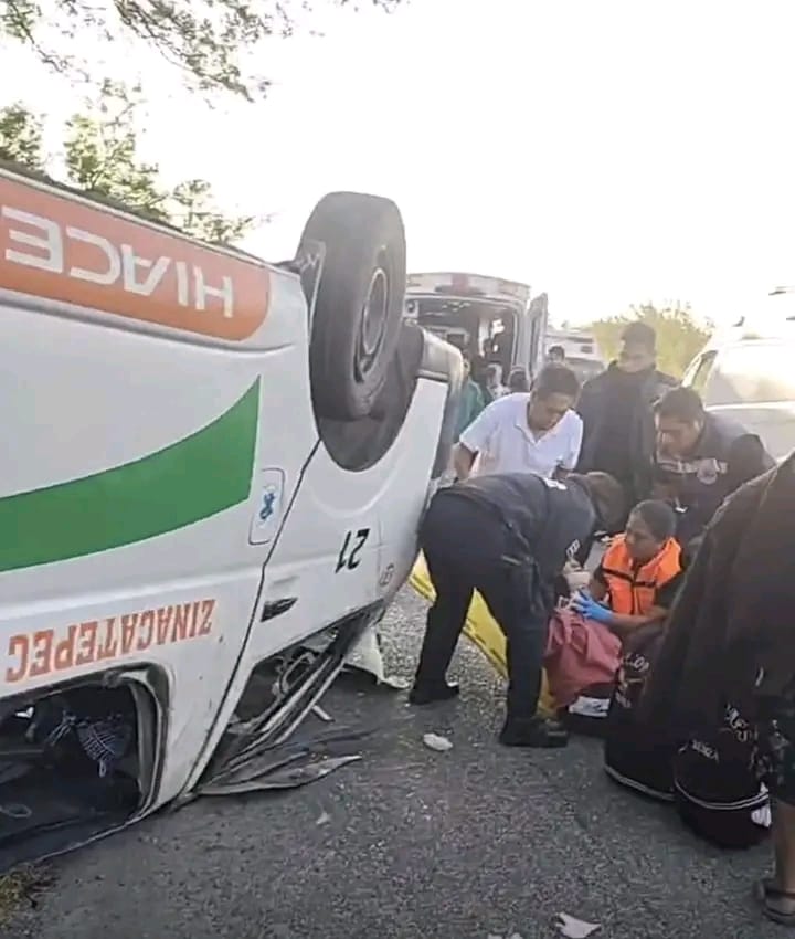 Al menos 7 estudiantes de la BUAP, de la Universidad Benito Juárez de Zinacatepec y varios pasajeros civiles, resultaron lesionados tras la volcadura de una colectiva de la ruta ZT.