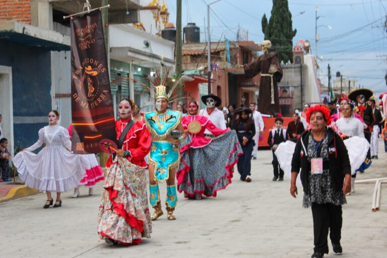 Huejotzingo vibra con color y tradición: Desfile de catrinas y catrines reúne a más de 1500 personas