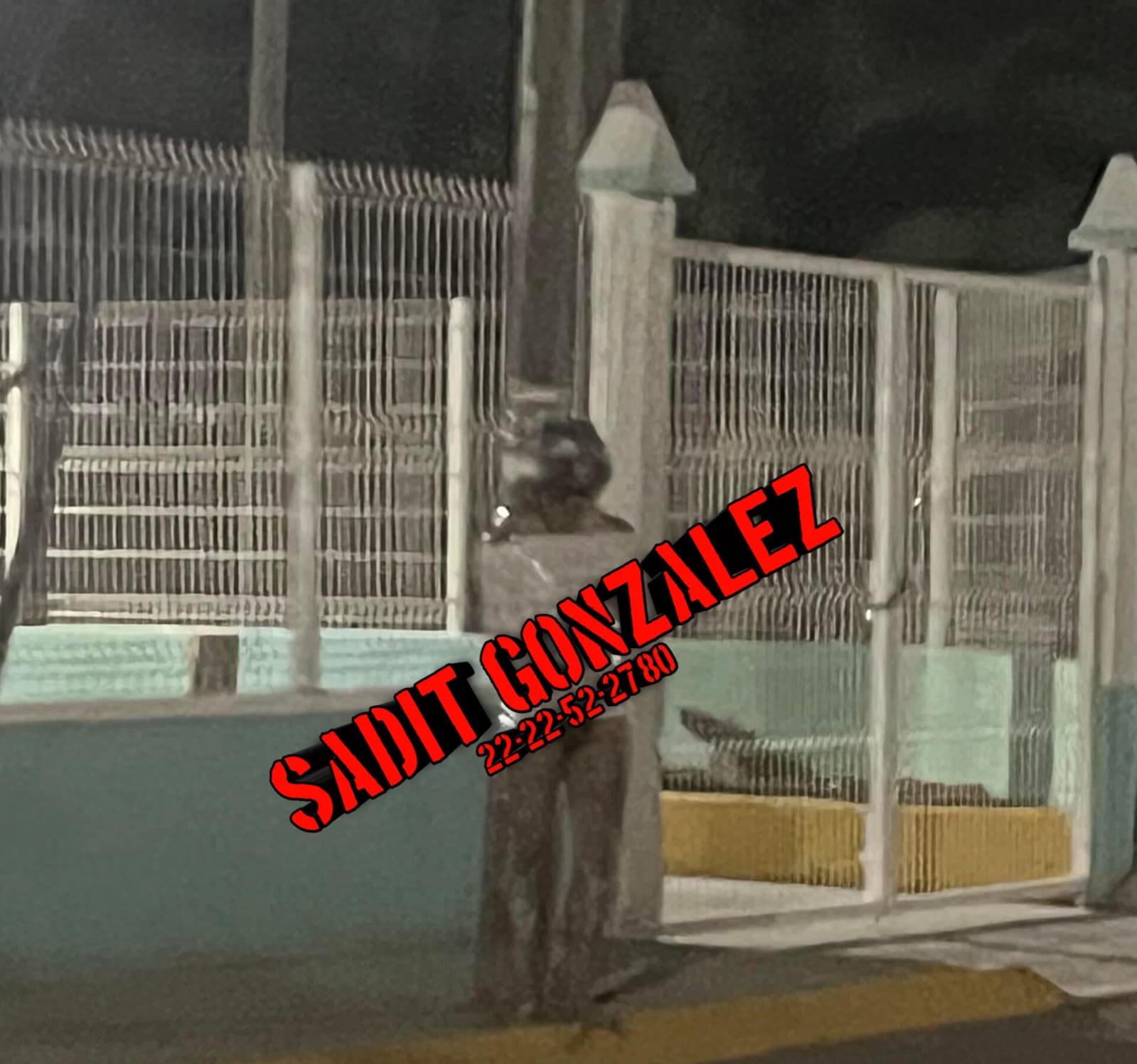 Hallan a hombre emplayado a un poste, con signos de violencia y un narfomensaje en Palmar de Bravo, estaba vivo.