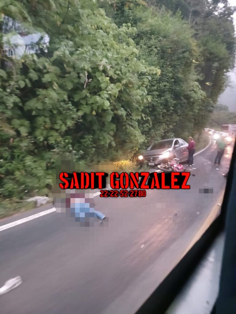 En trágico accidente muere una pareja de motociclista al chocar de frente contra un vehículo particular en Huauchinango.