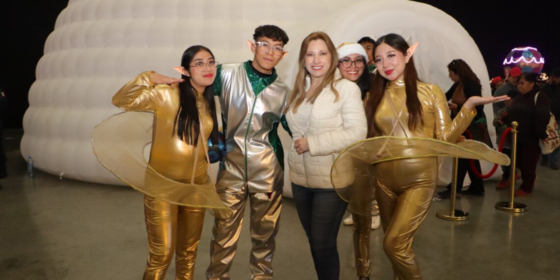 Ceci Arellano y menores de Casa de la Niñez Poblana disfrutan del Festival Navideño