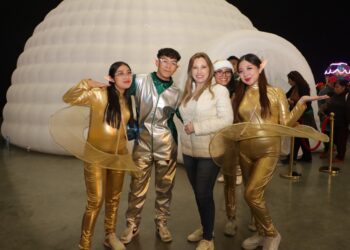 Ceci Arellano y menores de Casa de la Niñez Poblana disfrutan del Festival Navideño