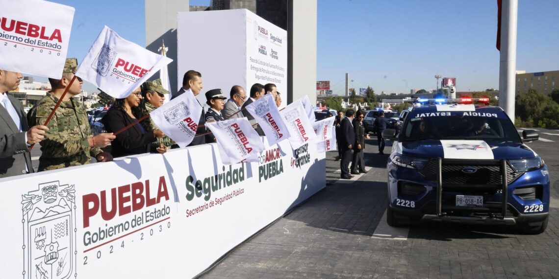 Alejandro Armenta entrega patrullas y equipo tecnológico