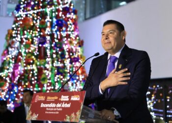 Alejandro Armenta realiza el encendido del árbol de Navidad en la Secretaría de Educación