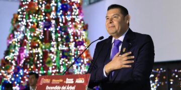 Alejandro Armenta realiza el encendido del árbol de Navidad en la Secretaría de Educación