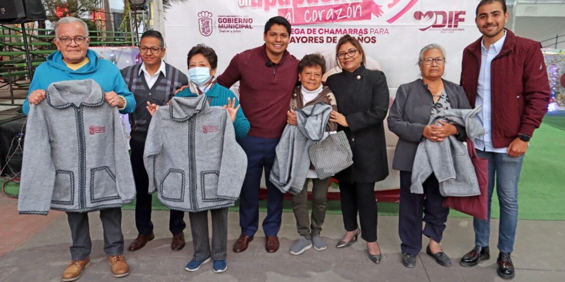 Entrega Omar Muñoz chamarras en la cabecera municipal con el programa un apapacho al corazón