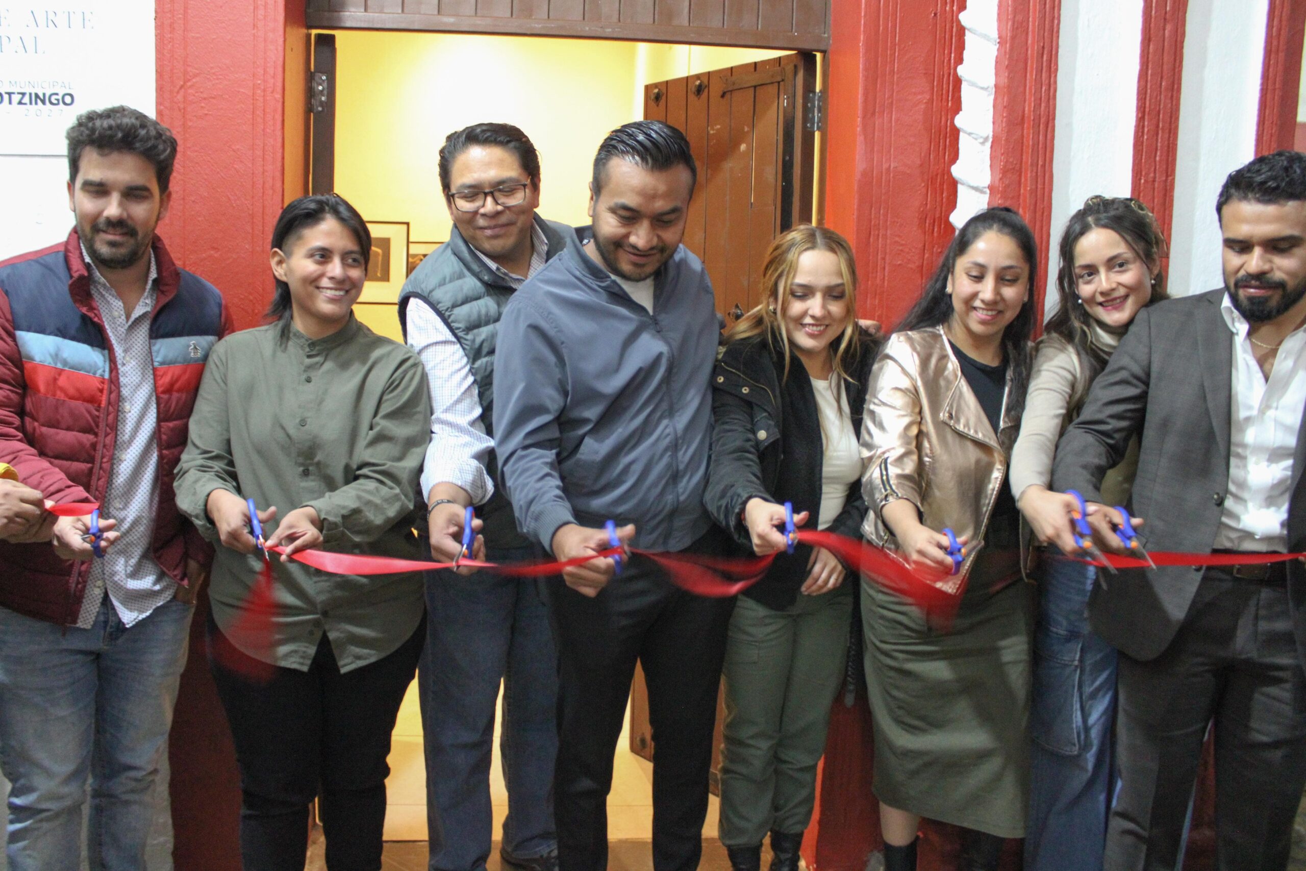 El Presidente Municipal de Huejotzingo, Roberto Solís  y la Presidenta Honoraria del DIF, Shamy Spezia, inauguraron la «Galería de Arte Municipal»