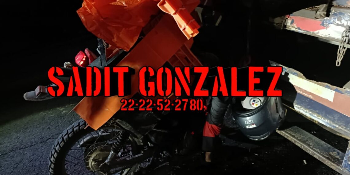 Motociclista muere al chocar por alcance contra un camión pesado en Tepexi.