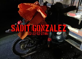 Motociclista muere al chocar por alcance contra un camión pesado en Tepexi.