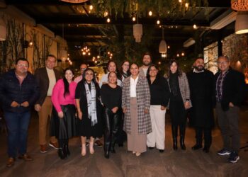 Lupita Cuautle estrecha lazos con el periodismo poblano y rinde homenaje a su trayectoria