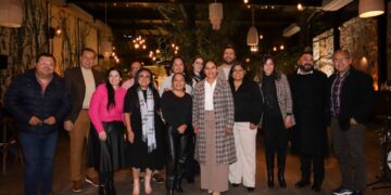 Lupita Cuautle estrecha lazos con el periodismo poblano y rinde homenaje a su trayectoria