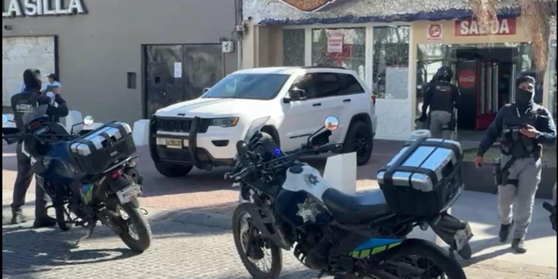 Detienen a dos sujetos armados en la Avenida Juárez.