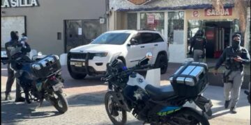 Detienen a dos sujetos armados en la Avenida Juárez.