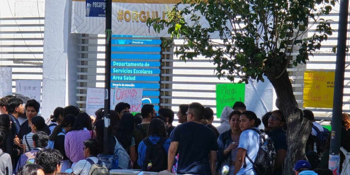 Estudiantes de Medicina en la BUAP se manifiestan por reducción de plazas en internado