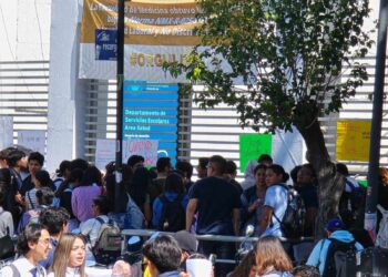 Estudiantes de Medicina en la BUAP se manifiestan por reducción de plazas en internado