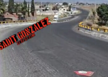Muere motociclista al pasar «la curva de la muerte» y caer de los Puentes del Periférico a la federal a Tehuacán.