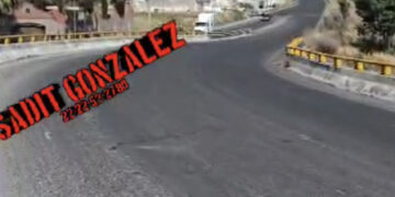 Muere motociclista al pasar «la curva de la muerte» y caer de los Puentes del Periférico a la federal a Tehuacán.