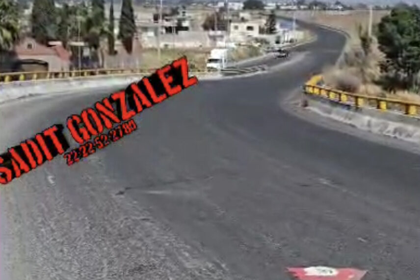 Muere motociclista al pasar «la curva de la muerte» y caer de los Puentes del Periférico a la federal a Tehuacán.