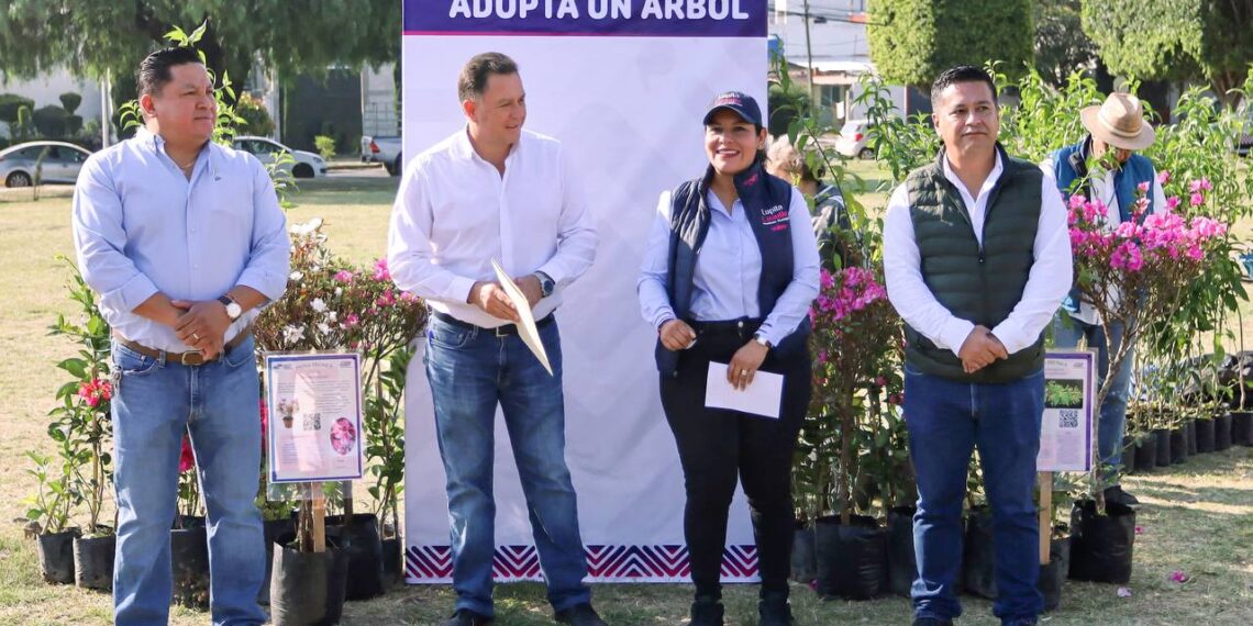 Promueve Lupita Cuautle el cuidado del medio ambiente con adopción de árboles.