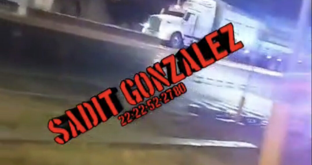 Persecución y balacera entre policias y presuntos delincuentes culmina con la recuperación de un tráiler robado y detenidos en Tecamachalco.