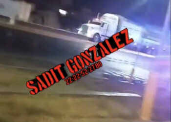 Persecución y balacera entre policias y presuntos delincuentes culmina con la recuperación de un tráiler robado y detenidos en Tecamachalco.