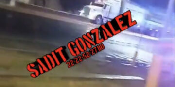 Persecución y balacera entre policias y presuntos delincuentes culmina con la recuperación de un tráiler robado y detenidos en Tecamachalco.